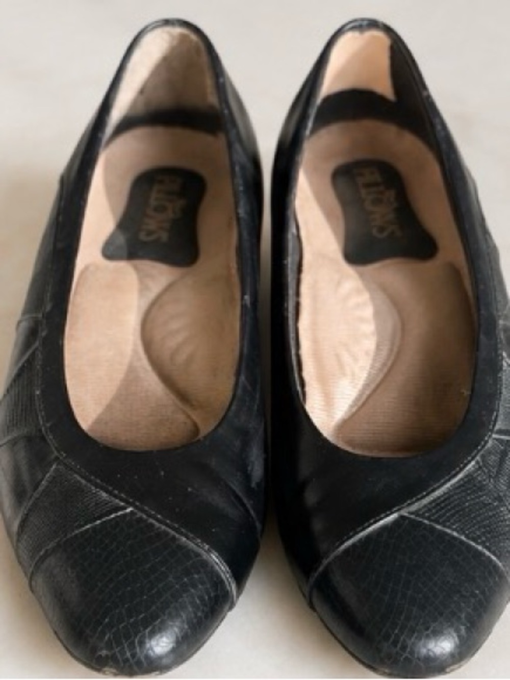 Pillows black leather pumps, kitten heel, wide width, size 7.5